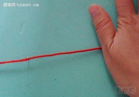 红绳手链的简单编法1