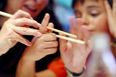 教宝宝使用筷子促进大脑发育