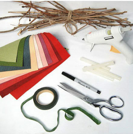 过程1:预备东西和资料：各色不织布、剪刀、画笔、胶枪、胶棒、绿色胶布、树枝