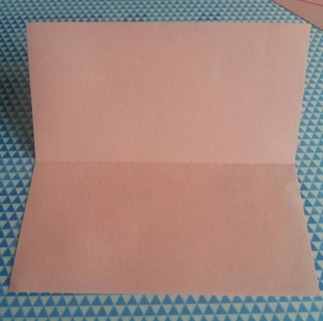 步骤1:将正方形彩纸对折
