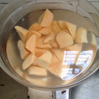 红薯雪梨甜汤的做法 步骤2