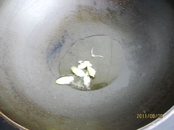 丝瓜鲜虾煮年糕的做法图解2