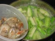 鲜虾丝瓜毛豆汤的做法图解3