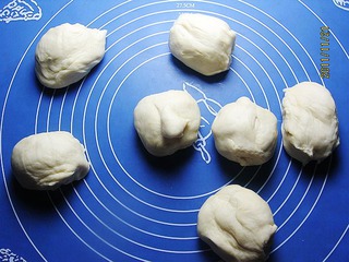 奶酥花环面包的做法步骤：2