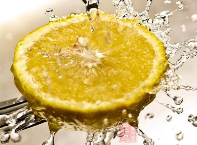 柠檬用水打湿，表面抹上一层食盐，轻轻摩擦片刻，用水冲洗干净，并切去柠檬两头