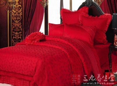 床上尽是红色，最招烂桃花