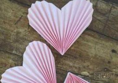 如何制作爱心拉花折纸