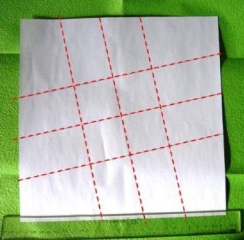 过程1:用直尺将正方形的边长五等分，顺次取1/5，2/5，3/5分点，斜向衔接折出折痕。